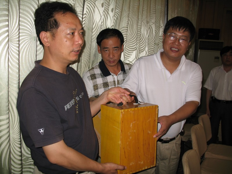03曹經(jīng)曄副所長(zhǎng)向示范縣（區(qū)）贈(zèng)顯微鏡