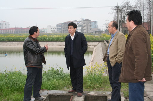 周彤局長一行參觀養殖設施